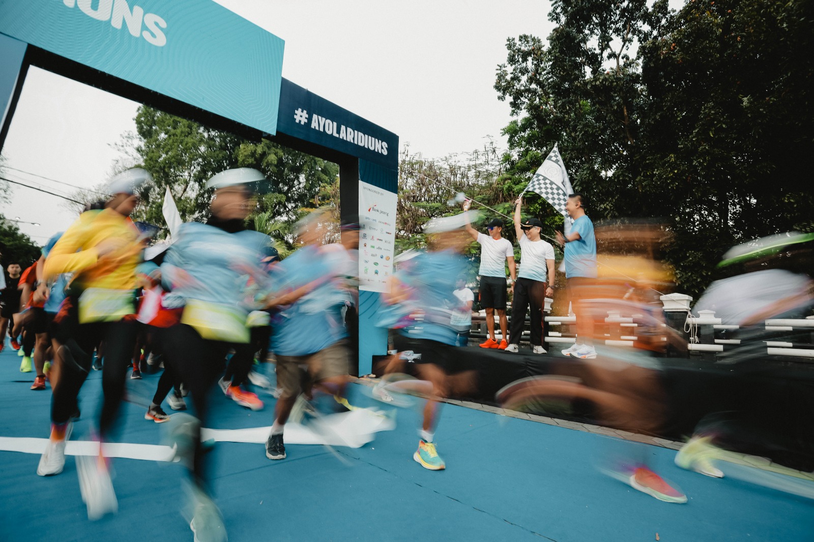 Runners at start line
